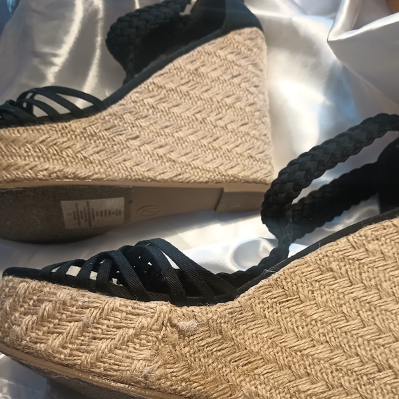 Like New Black&Straw like Material Wedges - Picture 5 of 7